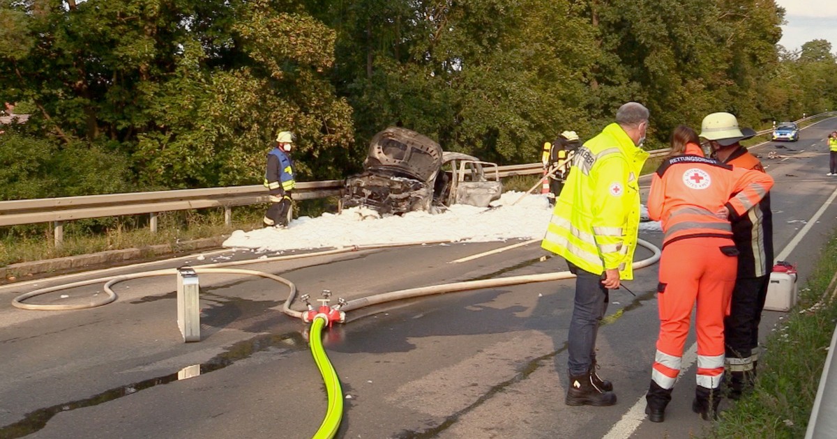 Kümmersbruck: Schwerer Unfall B 85 – Auto Brennt Komplett Aus ...