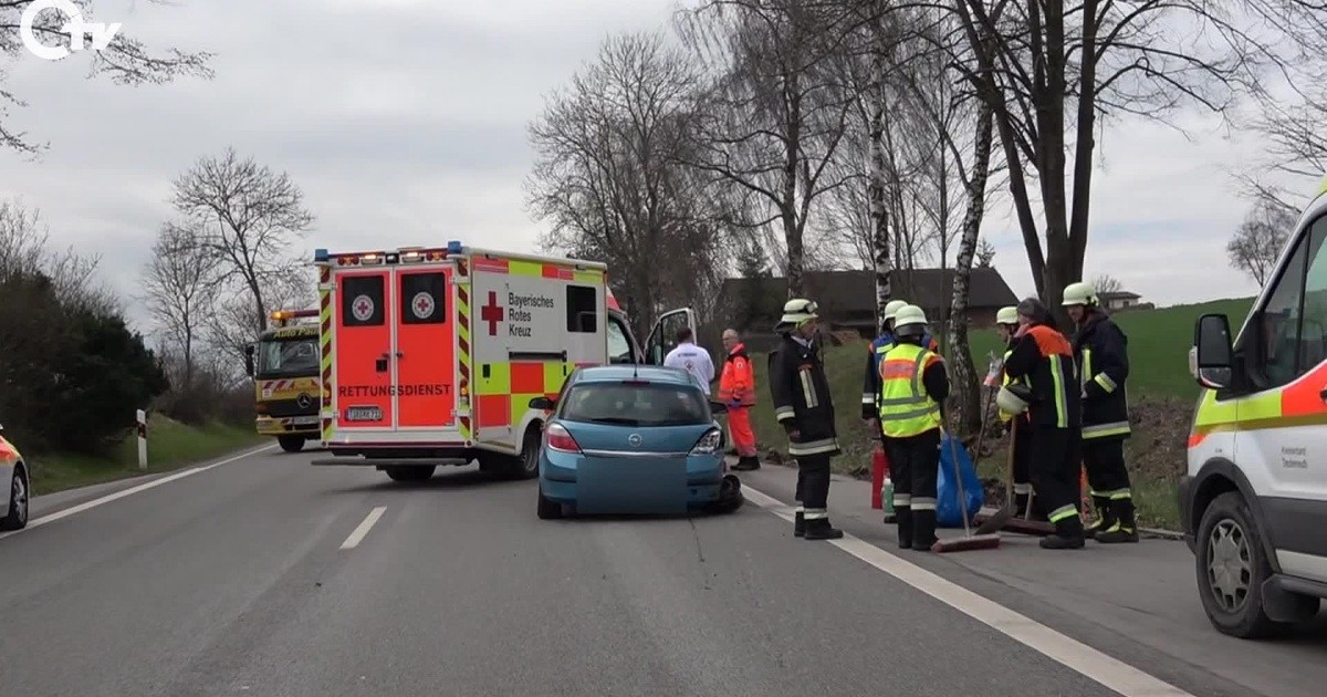 Schwerverletzte Fahrerin: Unfall Auf Der B15 | Oberpfalz TV